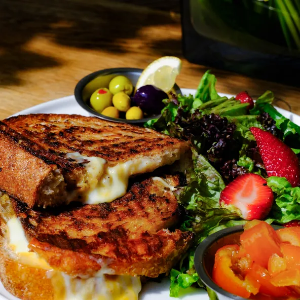 Üç Peynirli Tost